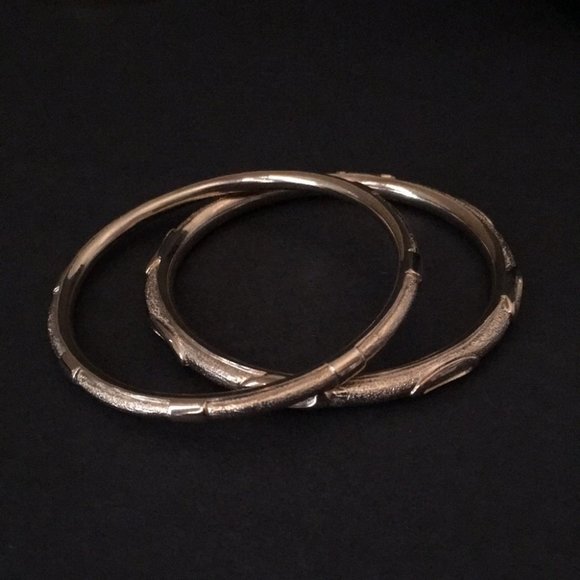 Pair of golden Bangles - Picture 1 of 7